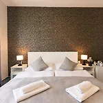 Le Petit ホテル 3*